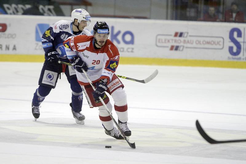 Olomoučtí hokejisté (v bílém) porazili ve čtvrtém utkání čtvrtfinále Plzeň 2:1. Stav série je 3:1 pro Plzeň.