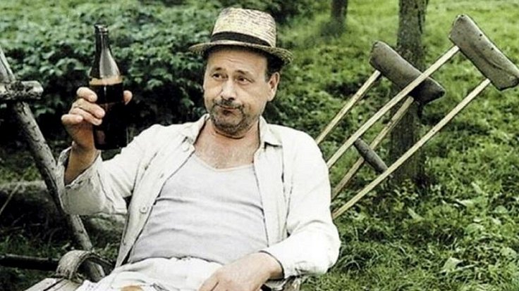 František Řehák jako zedník Lorenc v komedii Na samotě u lesa (1976)
