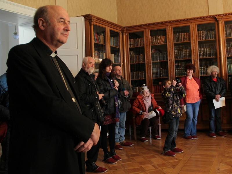 Návštěva arcibiskupského paláce klienty olomoucké charity. Kromě olomouckého arcibiskupa Jana Graubnera se prohlídky zúčastnil také ředitel centra Samaritán Petr Prinz či fotograf Jindřich Štreit.