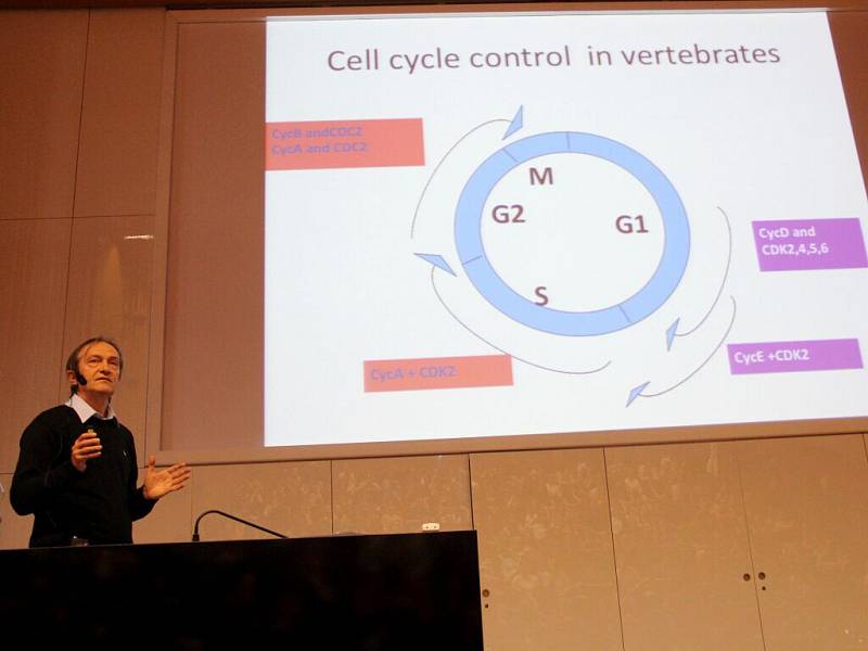 Nejcitovanější český vědec v oblasti biologických a medicínských věd Jiří Bártek vystoupil v aule přírodovědecké fakulty v Olomouci.