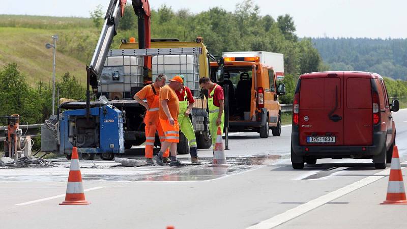 Oprava popraskané dálnice D35 mezi Olomoucí a Lipníkem nad Bečvou v létě 2012 (tehdy jako R35). Ilustrační foto