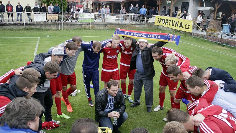 Fotbalisté Nových Sadů (v černo-žlutém) podlehli Ústí 0:7