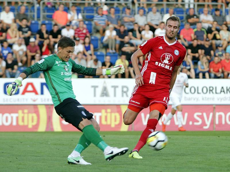 Gólman Slovácka Milan Heča a olomoucký útočník Tomáš Chorý