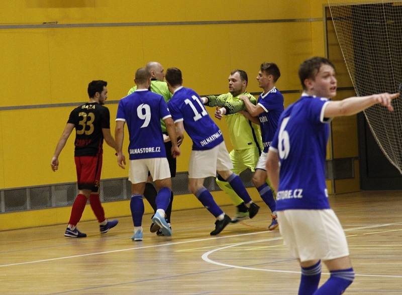 Futsalisté Olomouce (v modrém) porazili v domácím zápase druhé ligy Jeseník 8:5.