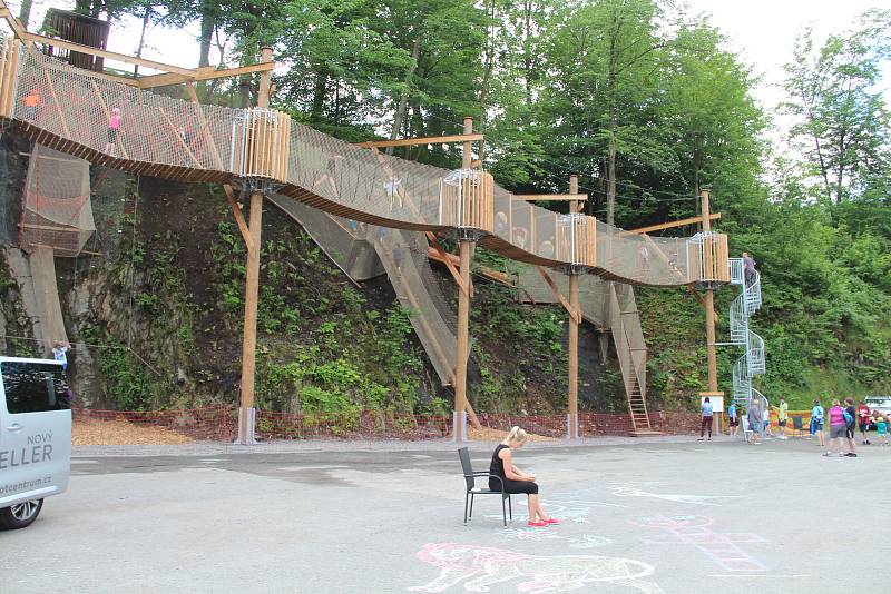 Kamzíkova stezka - krkolomné prolézačky v korunách stromů v rekreačním Parku sportu v Hrubé Vodě