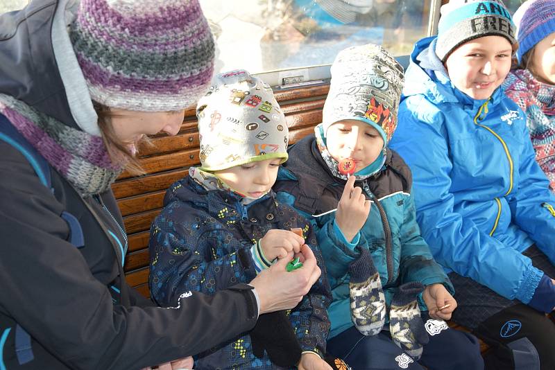 Cestující v tramvaji trápili čerti, na pomoc přispěchal Mikuláš s anděly