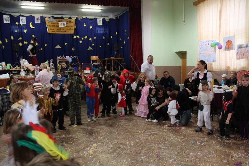 Piráti, pavoučí muž, princezny, ale třeba i Ferda Mravenec. Zhruba stovka masek zaplnila sál sokolovny v Majetíně na Olomoucku. Konal se tady už tradiční dětský karneval.