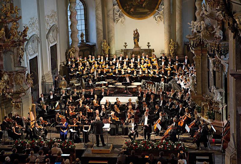 Koncert krakovské filharmonie v olomouckém kostele P.M. Sněžné slavnostně zahájil unikátní výstavu Rozlomená doba