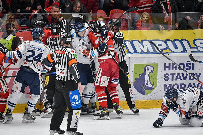 Předkolo play off hokejové extraligy - 4. zápas: HC Olomouc - HC Vítkovice Ridera, 15. března 2022 v Olomouci. Šarvátka.