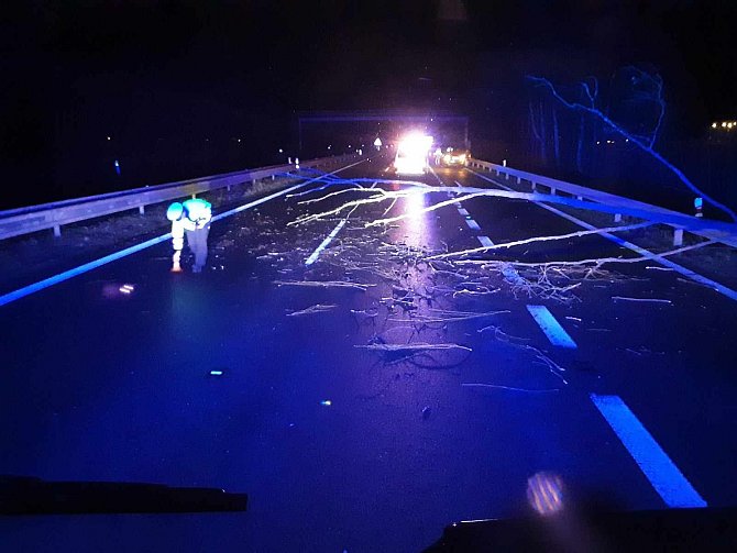 K náročnému zásahu vyjížděli v neděli 7.ledna kolem půl třetí ráno na dálnici D 35 u Unčovic hasiči. Auto narazilo do spadeného stromu, který zatarasil cestu.