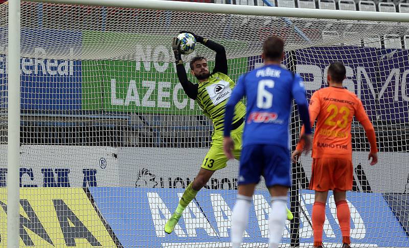 Brankář Jan Stejskal v dresu Mladé Boleslavi v utkání proti Sigmě, kde bude nyní působit.