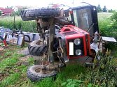 Nabouraný traktor v Grygově