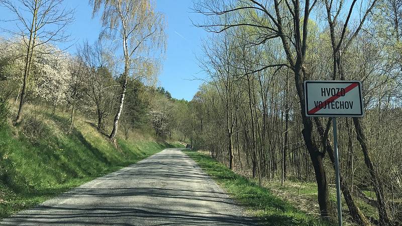 Areál bývalé dětské ozdravovny Vojtěchov se nachází na úpatí Špraňku s rozsáhlým krasovým systémem Javoříčských jeskyní a vede kolem něj  jedna z nejatraktivnějších vycházek v olomouckém regionu - Naučná stezka Špraněk.