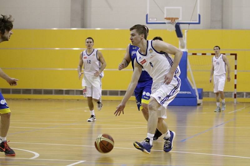 Olomoučtí basketbalisté (v bílém) proti Zlínu