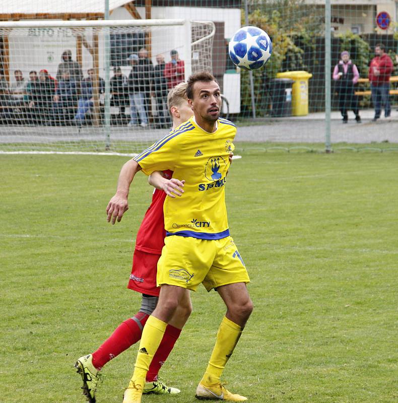 Fotbalisté Sigmy Lutín (ve žlutém) vyhráli v Černovíře 5:3.