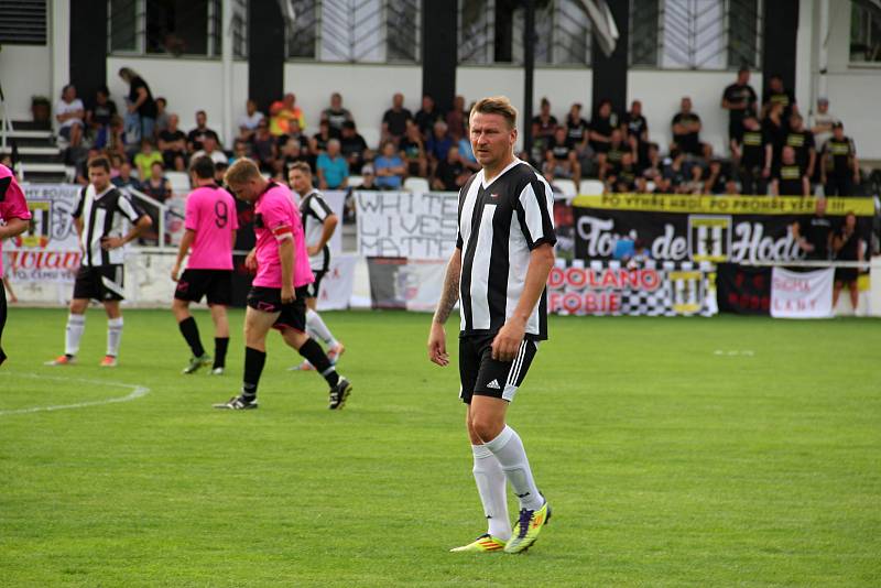 Hodolany (v černobílém) porazily Újezd 5:0.  Marek Heinz