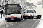 Nehoda dodávky a autobusu na třídě Kosmonautů 