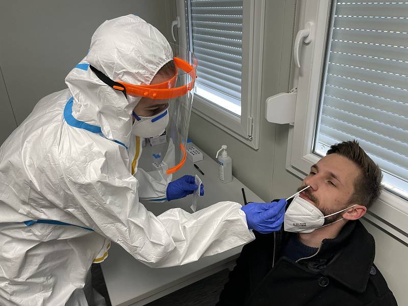 V Olomouci u Šantovky zahájilo provoz nové testovací místo na Covid-19. Vyšetření PCR metodou i AG testy zajistila Galerie Šantovka, 18. března 2021.