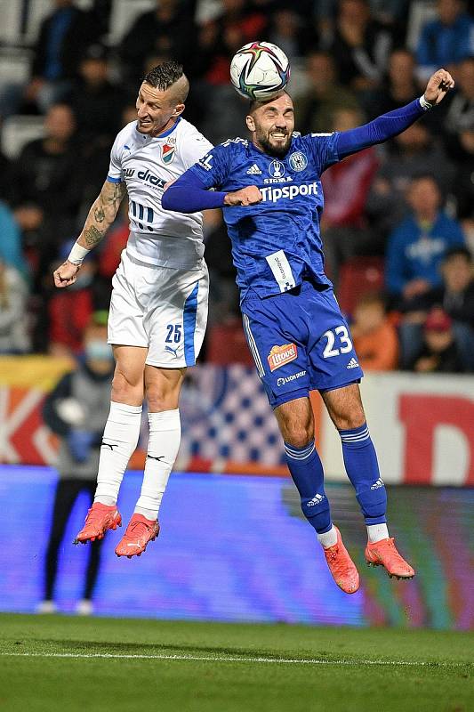 Utkání 8. kola první fotbalové ligy: SK Sigma Olomouc - FC Baník Ostrava 17. září 2021 v Olomouci. (zleva) Jiří Fleišman z Ostravy a Tomáš Zahradníček z Olomouce.