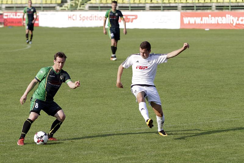 Fotbalisté 1. HFK Olomouc (v bílém) prohráli s Petřkovicemi 0:2