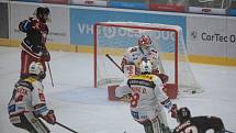 Hokejisté HC Olomouc (v černém) proti HC Dynamo Pardubice (1:2).