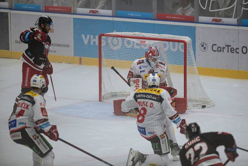 Hokejisté HC Olomouc (v černém) proti HC Dynamo Pardubice (1:2).