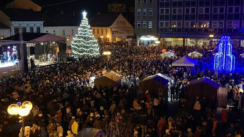 Rozsvícení vánočního stromku na Masarykově náměstí v Přerově, 27. listopadu 2022