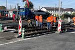 Odstraňování následků střetu osobního vlaku s kamionem na přejezdu v Olomouci-Bělidlech. 18. října 2023
