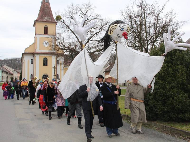 Lidé v krojích, maskách a dobových kostýmech z dvacátých a třicátých let minulého století se přišli podívat na akci nazvanou Svátky jara – vynášení Morany