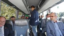 Předvolební autobus Deníku - lídři stran v Olomouckém kraji nasedají u olomoucké tržnice na autobus do Přerova