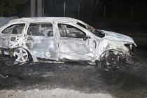 Neznámý pachatel prorazil kradenou octavií bránu do areálu firmy na Litovelsku, pak auto zapálil.