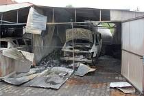Požár zničil v Litovli dvě auta a vozík, 14. července 2022