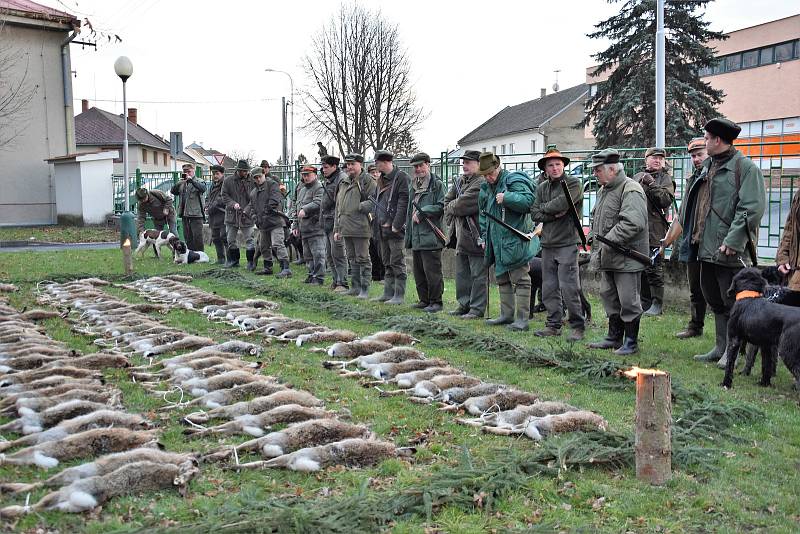 Myslivci na sobotním honu v okolí Senice na Hané ulovili 96 zajíců. Honu se zúčastnilo přes 60 střelců