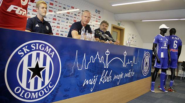 Zástupci fotbalového klubu SK Sigma Olomouc na předsezonní tiskové konferenci. Zleva záložník Jakub Plšek, trenér Václav Jílek a sportovní manažer Ladislav Minář