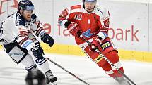 Utkání 27. kola hokejové extraligy: HC Vítkovice Ridera - HC Olomouc, 18. prosince 2019 v Ostravě. Na snímku (zleva) David Kvasnička a Jan Káňa.