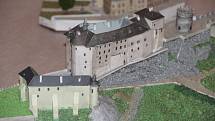 Olomoucký modelář Jiří Struž vystavuje ve Šternberku papírové modely našich hradů a zámků
