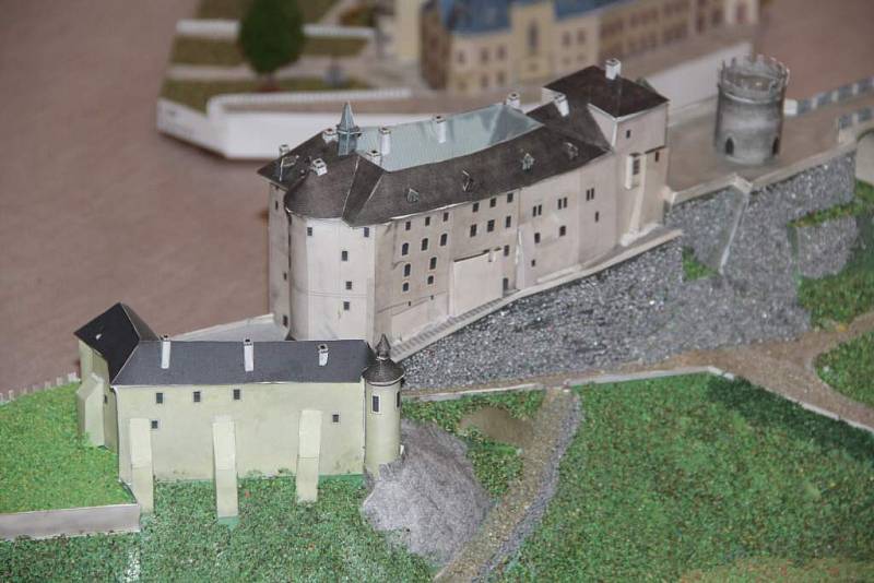 Olomoucký modelář Jiří Struž vystavuje ve Šternberku papírové modely našich hradů a zámků