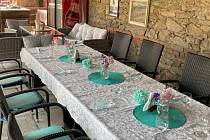 Restaurace Na statku ve Skrbeni. Celková kapacita restaurace a letní zahrádky je až 200 hostů.