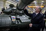 Předseda vlády Petr Fiala píše vzkaz na zmodernizovaný tank T-72 při návštěvě výrobce armádní techniky Excalibur Army, 9. ledna 2023, Šternberk. Tanky jsou pro ukrajinskou armádu