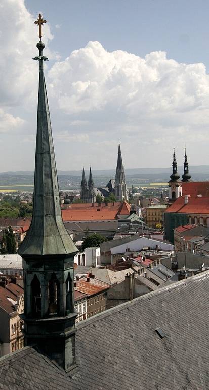Pohled z věže kostela sv. Mořice. Vpravo chrám Panny Marie Sněžné, vlevo od něj katedrála sv. Václava.