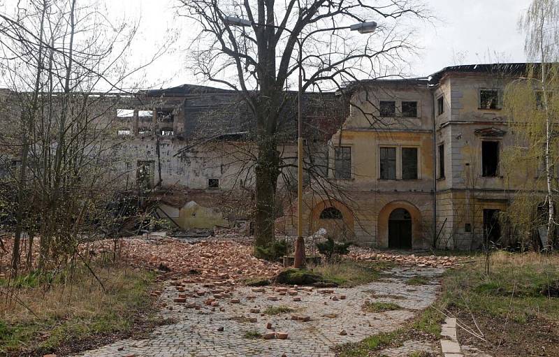 Na zámku v Dlouhé Loučce se zřítila jedna z nosných stěn