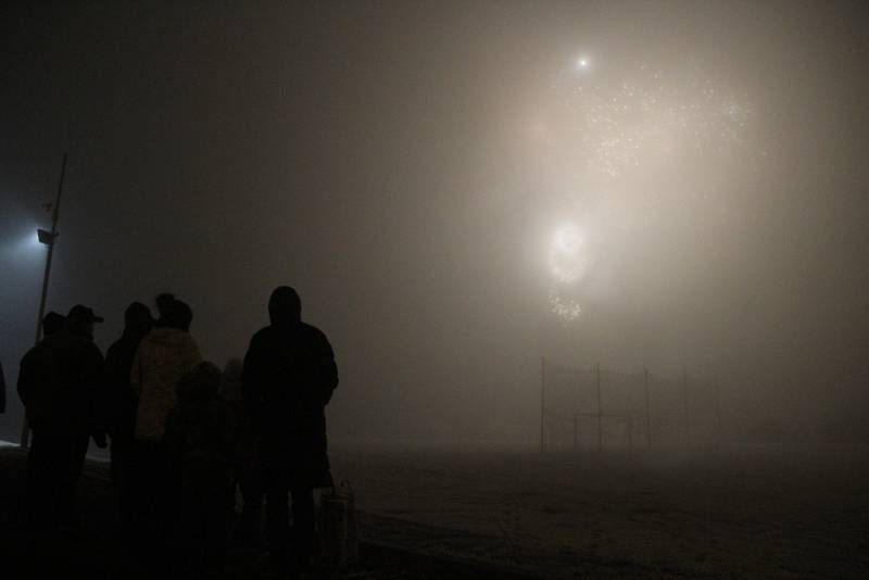 Nový rok přivítali v Přáslavicích velkým ohňostrojem na fotbalovém hřišti už ve 21 hodin.