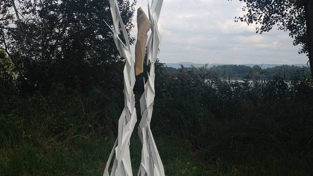 Plastika anděla u Chomoutovského jezera. Jako poděkování za přežití vážné nehody