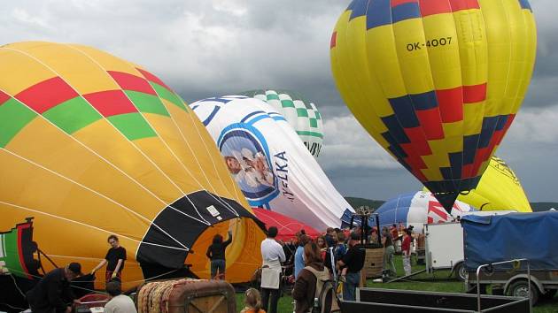 OBRAZEM: Nebe nad Bouzovem zaplnily balony - Olomoucký deník