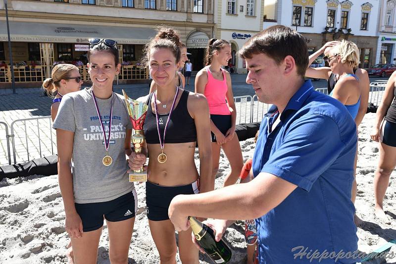 Beach-volejbalová show olomouckých a šternberských volejbalistek na olomouckém Horním náměstí