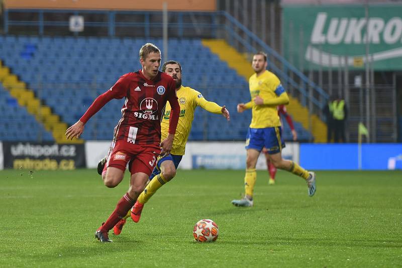 Fotbalisté Zlína (ve žlutém) porazili v nejvyšší soutěži na domácím hřišti Olomouc 1:0.David Zima