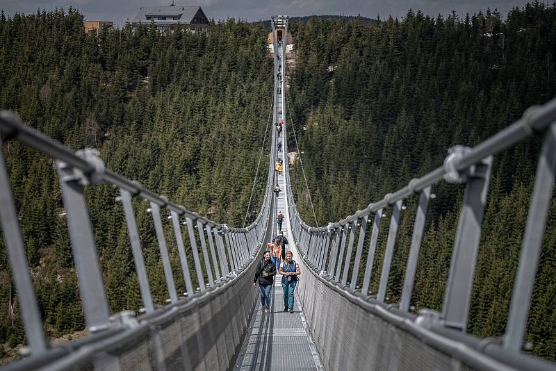 Nejdelší visutý most pro pěší na světě Sky Bridge 721, 9. května 2022, Dolní Morava. Ve výšce 95 metrů překonává údolí Mlýnského potoka z horského hřebene Slamník na hřeben Chlum.