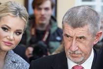 Andrej Babiš s manželkou Monikou přichází k druhému kolu prezidentských voleb, 27. ledna 2023
