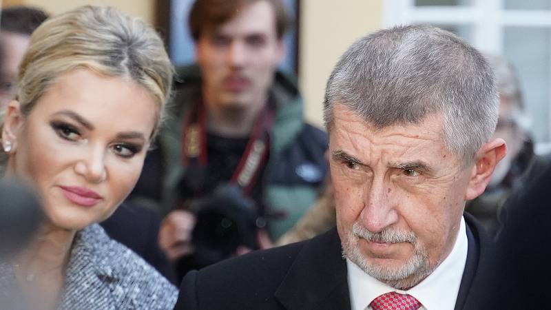 Andrej Babiš s manželkou Monikou přichází k druhému kolu prezidentských voleb, 27. ledna 2023