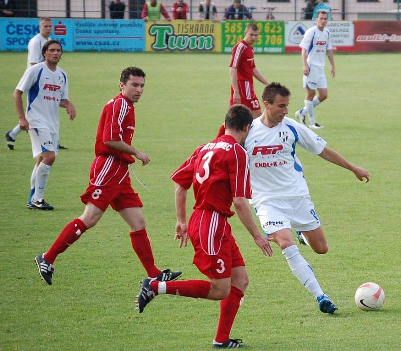 Útočník HFK Branislav Hanzel (s míčem) zkouší vyzrát na obránce Třince Ivana Martinčíka. 